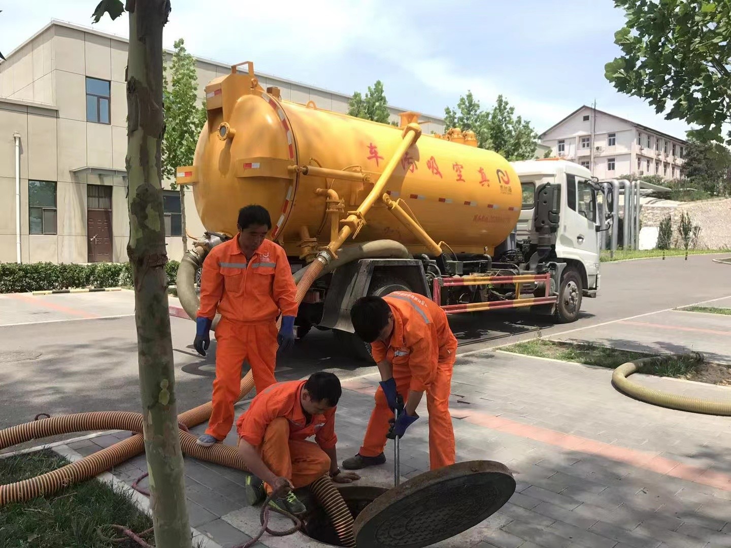 颍泉管道疏通车停在窨井附近