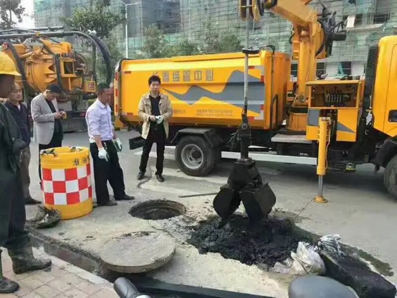 颍泉街道：网格员化身“清道夫”，为民解忧疏通“堵心”化粪池