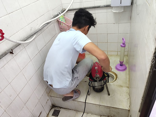 颍泉肥皂掉到马桶里把马桶堵住了怎么办？马桶堵住了怎么办