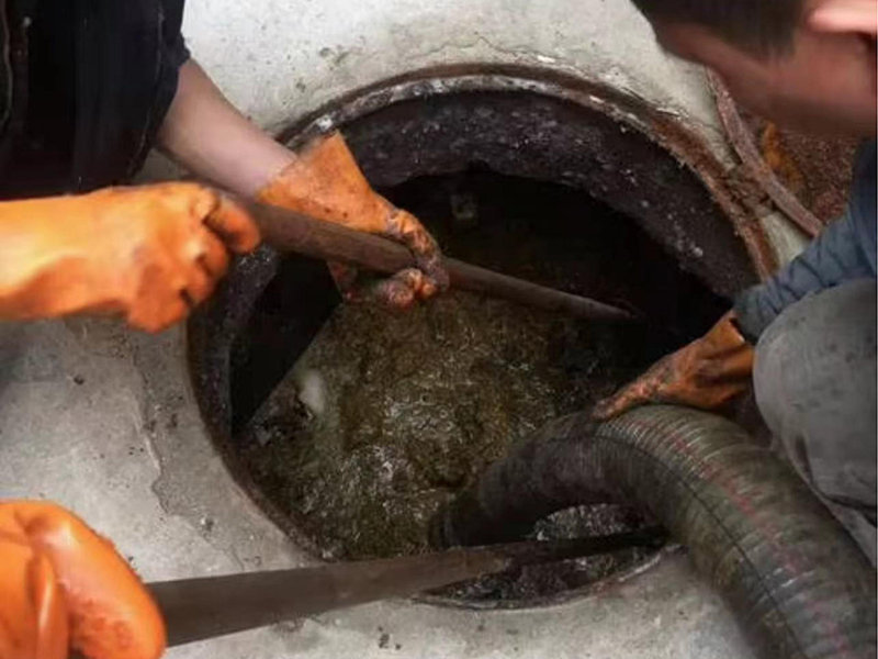 颍泉清理化粪池时如何避免沼气的危害？